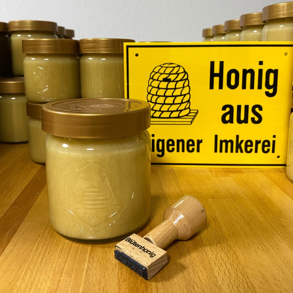 Gläser mit cremigen Frühjahrshonig