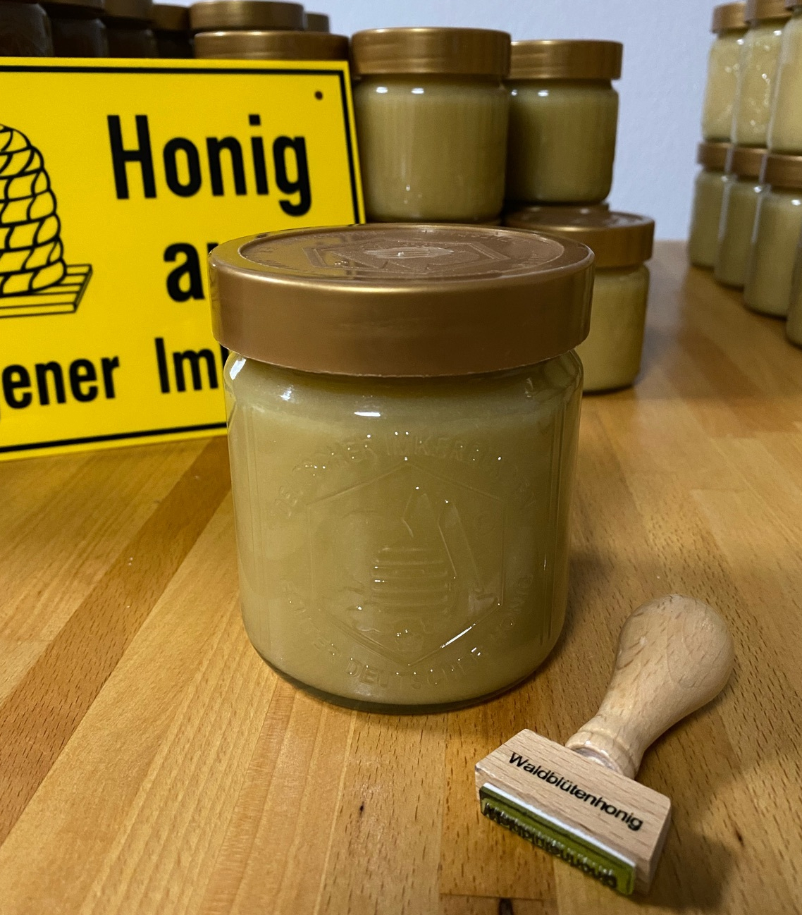 Glas mit cremigen Waldblütenhonig