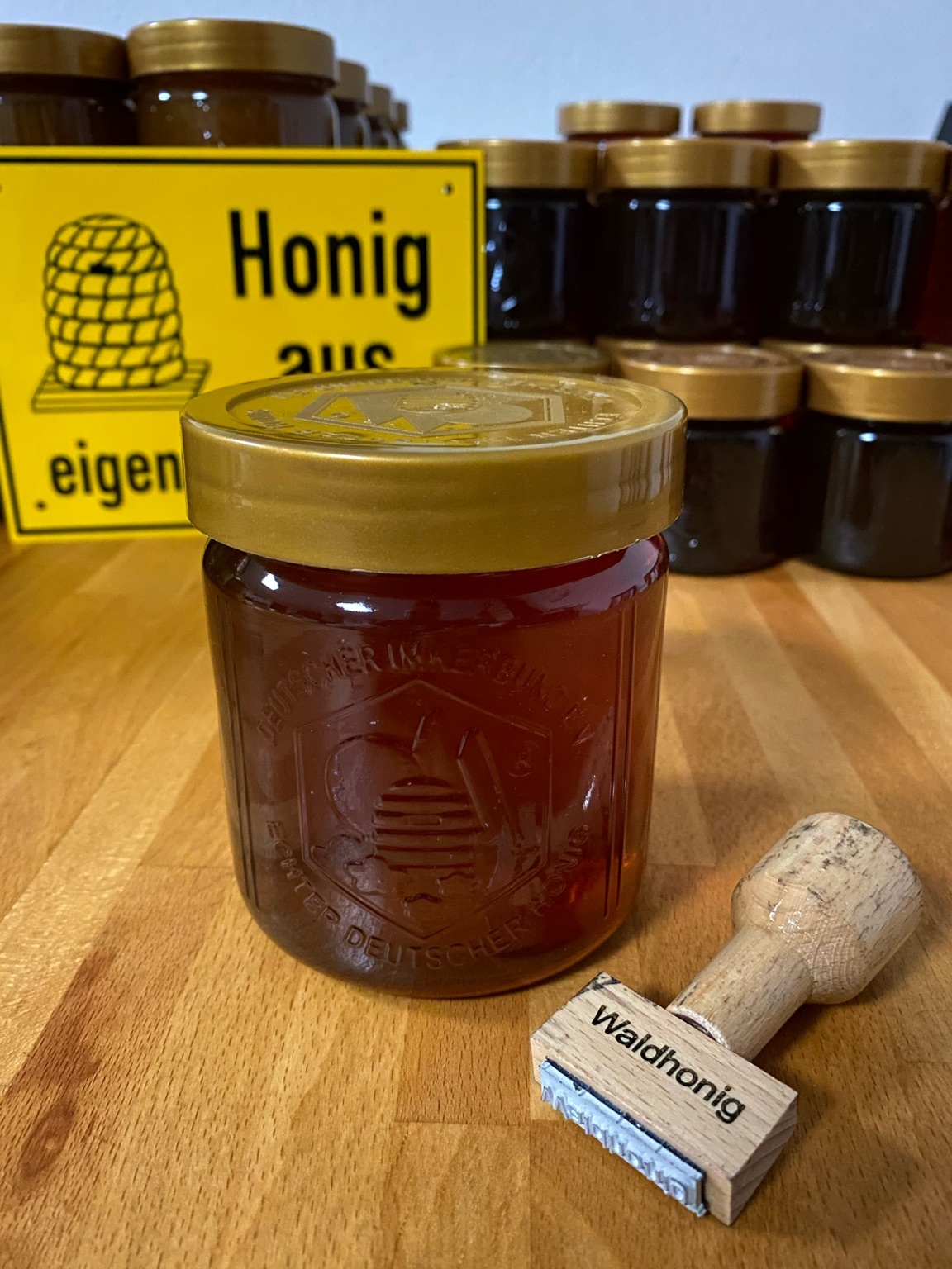 Glas mit dunklem Waldhonig